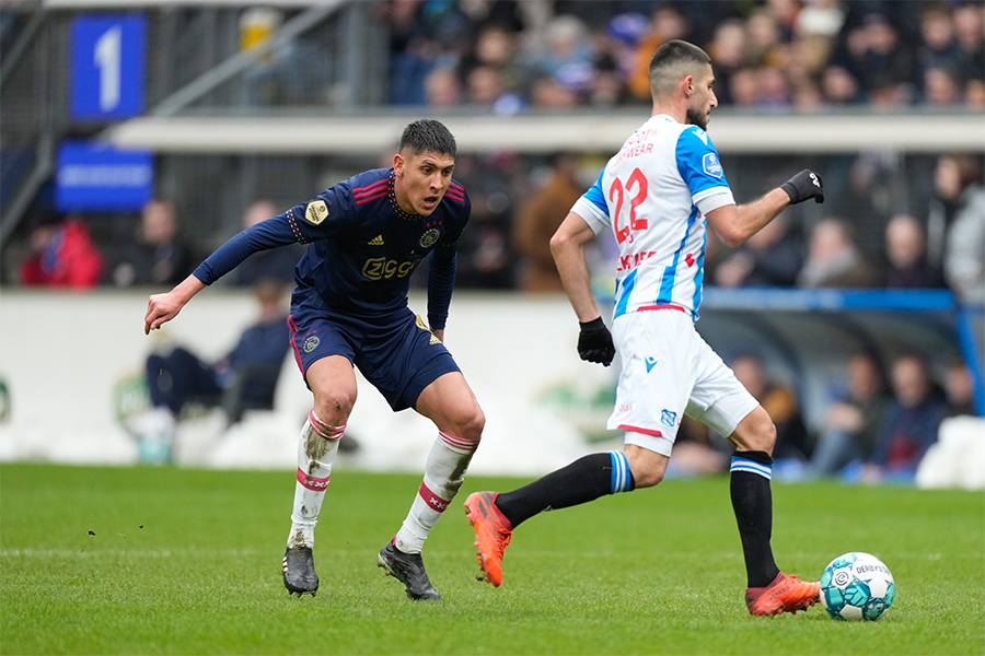 Edson Kijkt Naar Bal 900