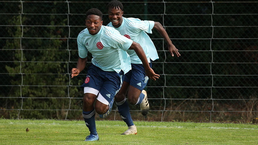 Lachen Training Ajax O19