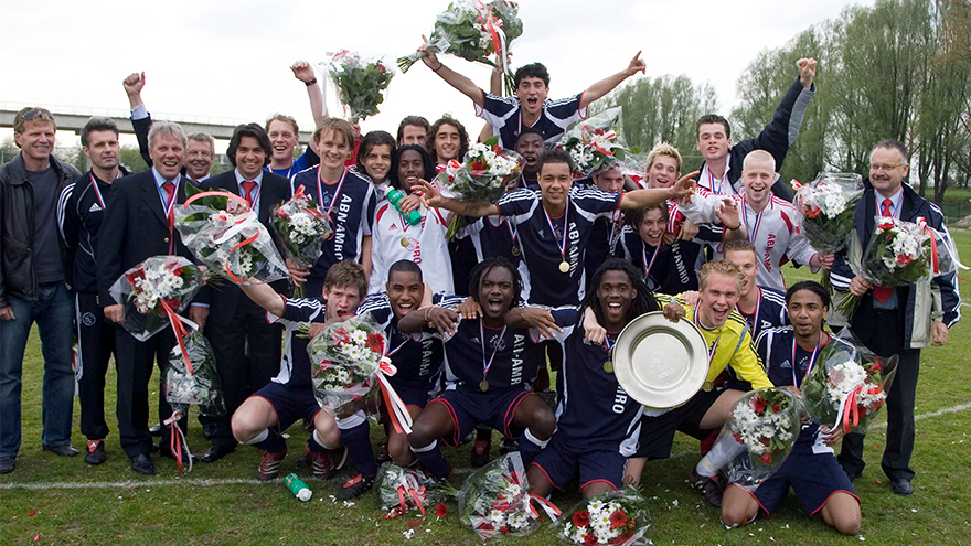 Ajax A1 2005/2006 | Boven (vlnr): Sonny Silooy, Siem de Jong, Jordy Brouwer, Vurnon Anita, Chakip Tayeb, Murat Yildirim, Mitchell Donald, Gregory van der Wiel, John Goossens, Marijn Sterk, Marco Neuvel, Richard van Nieuwkoop. Beneden (vlnr): Jan Vertonghen, Rydell Poepon, Mitchell Burgzorg, Donovan Slijngard, Marco van Duin, Javier Martina