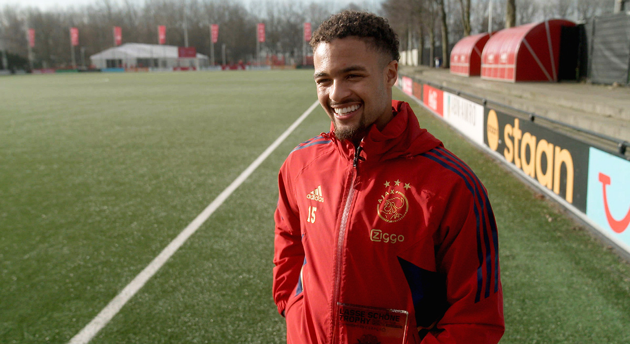 Rensch wint Goal of the Month: 'Ik raakte de bal perfect'