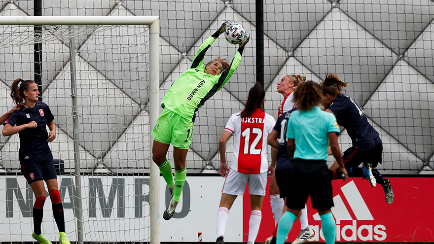 Kop met een redding tegen FC Twente Vrouwen.