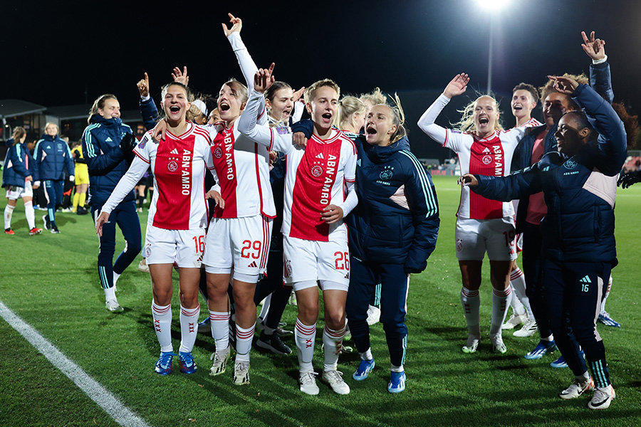 Ajax Vrouwen Juichen Algemeen 900