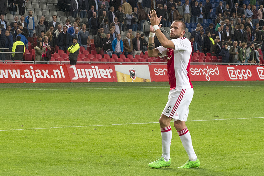 Heitinga Ajaxdegraafschap Klappen Naar Fans 2015 900