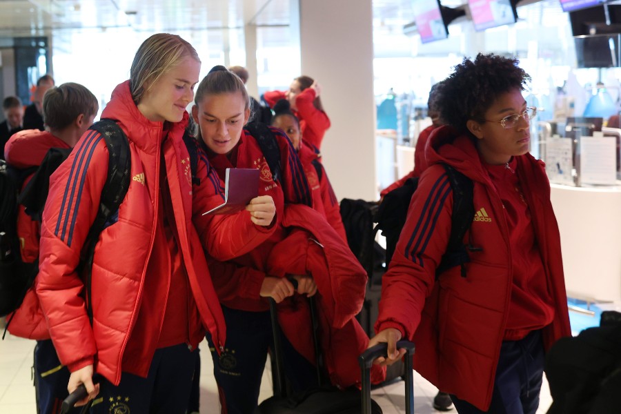 Ajax Vrouwen 900 Kop Reis 2022–09 19 Vertrek Londen 0001