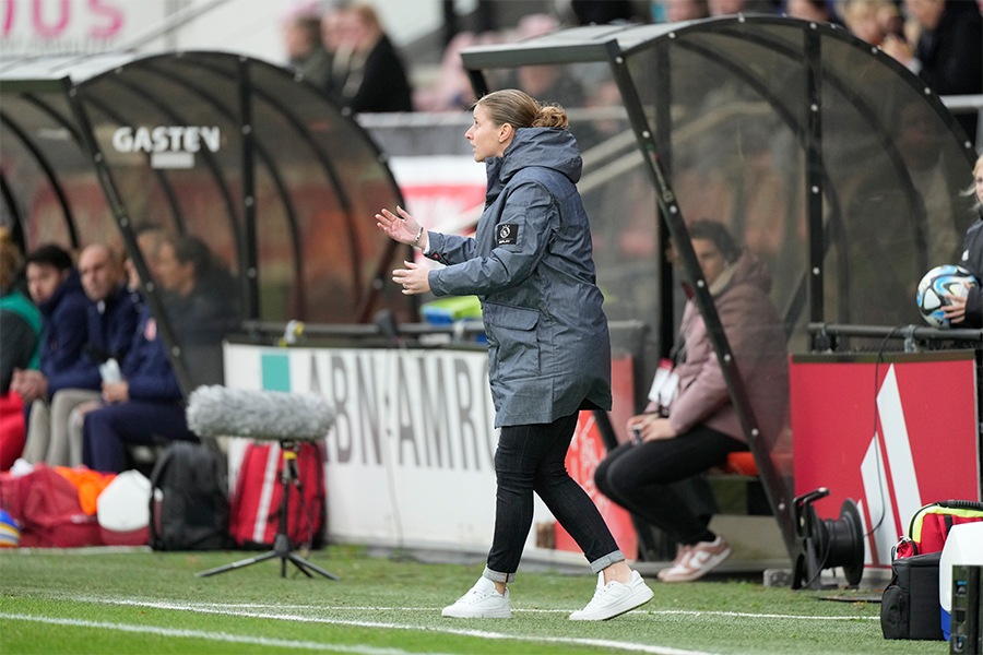 Bakkerajaxvrouwen900