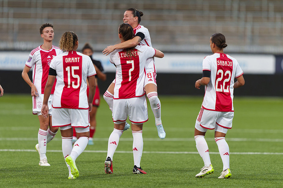 Ajax Vrouwen Juichen 900