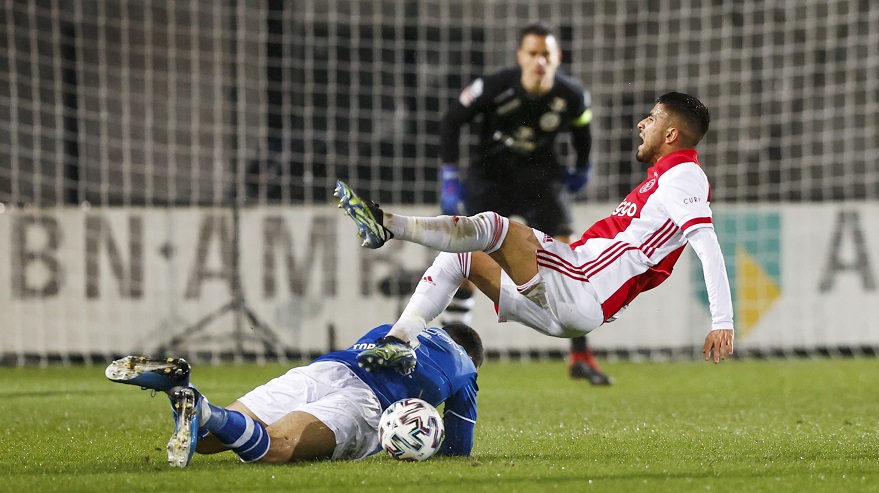 Naci Ünüvar gaat naar het gras na een duel met een Den Bosch-speler.